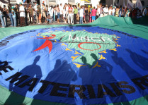 Bandeira do Movimento Nacional dos Catadores de Recicláveis, na marcha de abertura do Fórum Social Mundial de 2005, em Porto Alegre. Foto: Marcello Casal Jr/ABr