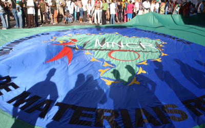 Bandeira do Movimento Nacional dos Catadores de Recicláveis, na marcha de abertura do Fórum Social Mundial de 2005, em Porto Alegre. Foto: Marcello Casal Jr/ABr