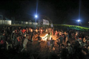 Noite no acampamento da utopia. Foto: Cobertura utópica