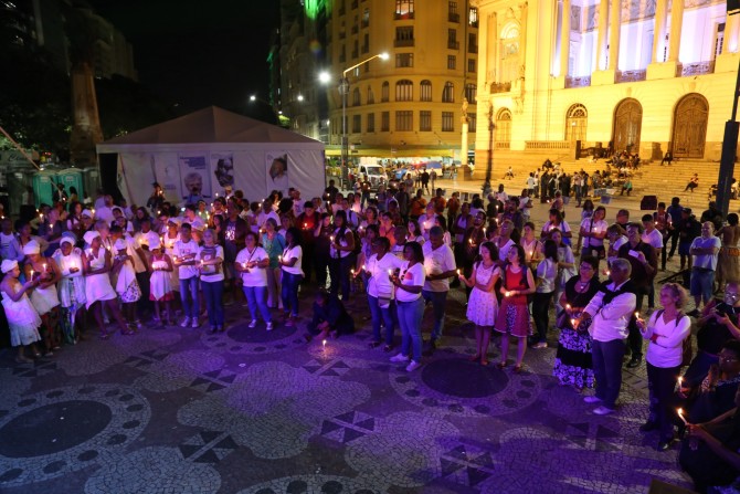 Movimentos sociais, indígenas, quilombolas, mulheres e líderes religiosos realizam vígila ecumênica pela dignidade humana na semana de abertura das Olimpíadas no RJ. (Foto: Rosilene Miliotti / FASE)