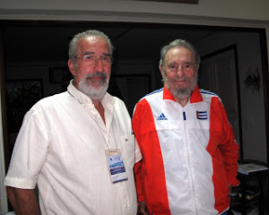 O autor do artigo com Fidel (Foto: blog de Atilio Boron)