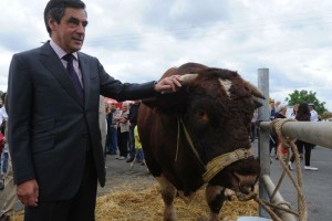 O conservador Filon, ex-favorito, deu-se mal ao alardear moralidade cristã enquanto empregava a esposa como funcionária fantasma (Foto: Yohan Bonnet/AFP)