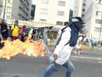 A incitação à violência é um dos eixos da política promovida pela oposição (Foto: Internet)