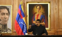 Nicolás Maduro, em Miraflores (palácio do governo), junto a retratos do libertador Simón Bolívar (Foto: site da Telesur)