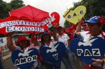 Os chavistas voltaram às ruas nesta terça, dia 23, pela paz, pela Constituinte, contra a violência da direita (Foto: site da Telesur)