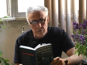 O mestre Helvecio, em casa, afiando a mente.