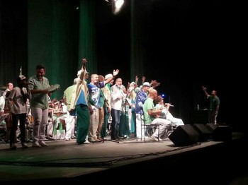 João Martins com Dona Ivone Lara, Monarco e companhia no palco do Imperator, no Rio. Foto: Arquivo Pessoal.