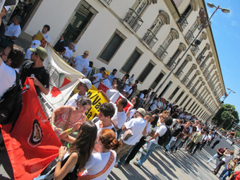 Manifestantes em passeata caminhando para a sede da Vale. Manifestantes em passeata caminhando para a sede da Vale.