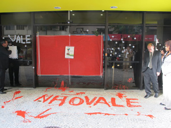 Em ação simbólica, a porta da transnacional foi lacrada e c inta vermelha os ativistas escreveram “Não vale!”. Em ação simbólica, a porta da transnacional foi lacrada e com tin ermelha os ativistas escreveram “Não vale!”.