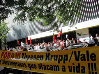 Protesto na porta da sede da Vale, no centro do Rio, com cerca de 200 pessoas. Protesto na porta da sede da Vale, no centro do Rio, com cerca de 200 pessoas.